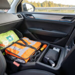 Habitacle automobile moderne et soigneusement organisé pour un long trajet, avec accessoires de sécurité et rangements discrets.