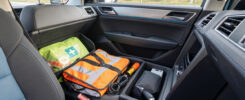Habitacle automobile moderne et soigneusement organisé pour un long trajet, avec accessoires de sécurité et rangements discrets.