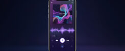 Smartphone présentant une interface de lecteur musical moderne aux tons bleu nuit et violet, avec une forme abstraite évoquant l’intelligence artificielle.